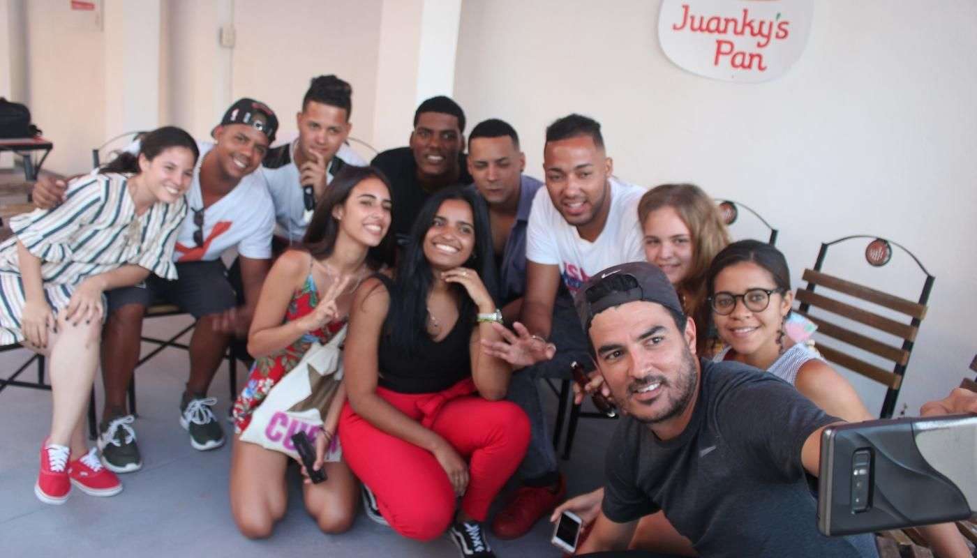 Youtubers cubanos quieren triunfar en equipo