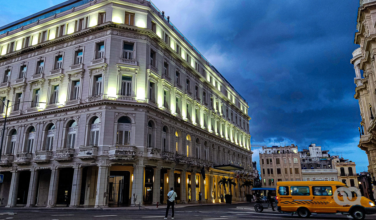 Edificio de La Marina en la Avenida del Puerto en La Habana