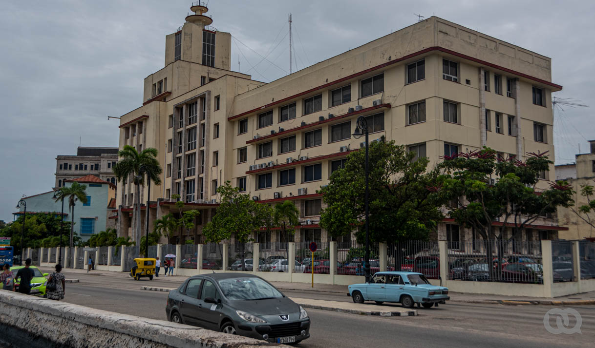 Edificio de La Marina en la Avenida del Puerto en La Habana